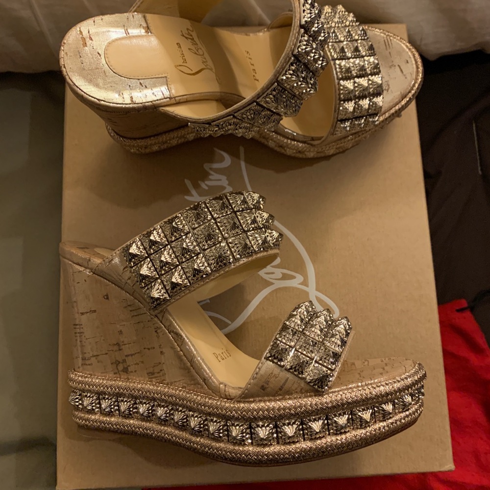 Ecu Louboutin size 34 platinum color